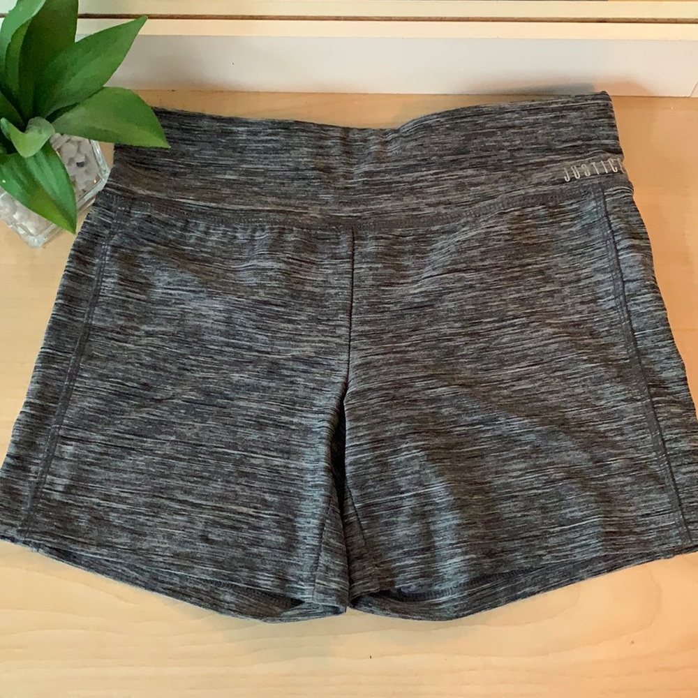Grey patterned athletic biker shorts